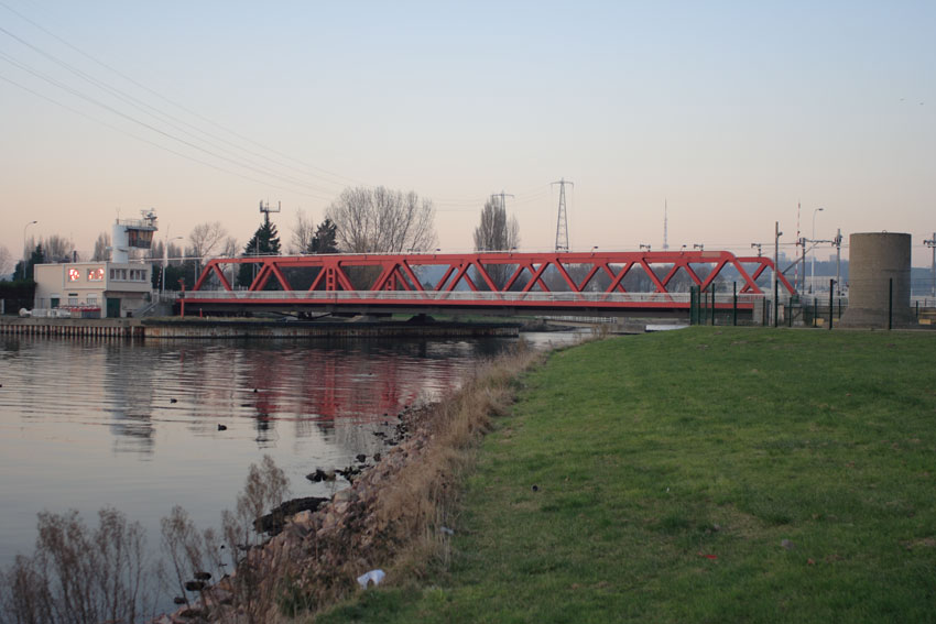 —◄o59►— Le long de l'eau quelque part dans le port...
