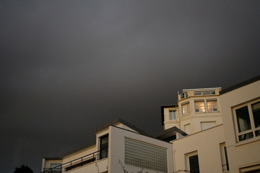 —◄o99►— La nuit menace...