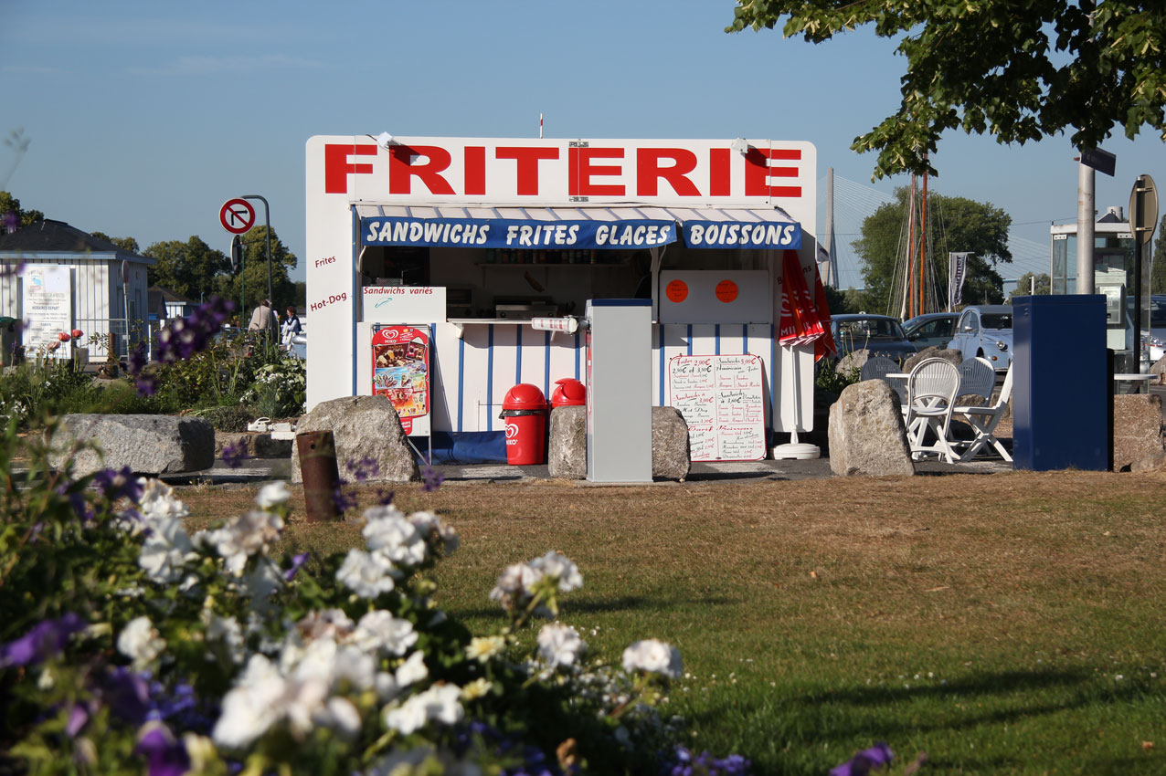 Des frites et des fleurs, comme à Saint Ouen en 1953 (à cause d'Edith... Je me souviens des frites à la graisse de cheval qu'on mangeait à Pigal
